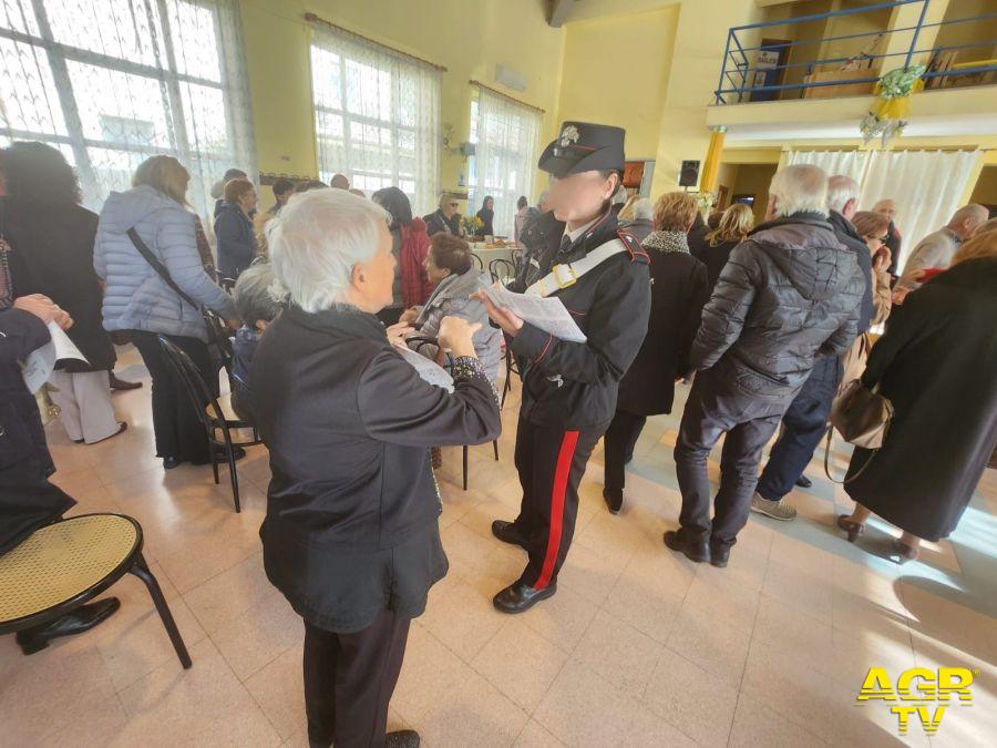 Carabinieri incontran o anziani per prevenire le truffe