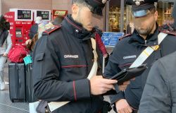 Termini, ruba un maglione in un negozio, poi all'uscita è bloccato dai Carabinieri ai quali esibisce documenti falsi, in manette