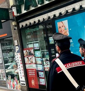 Roma, rapina a volto scoperto la farmacia, riconosciuto dalle immagini delle telecamere è stato arrestato