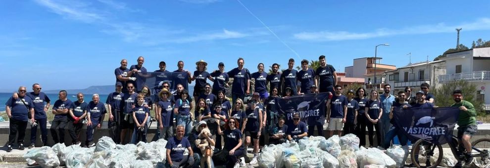 Ambiente, detenuti Seconda Chance e volontari Plastic Free assieme per pulire le spiagge