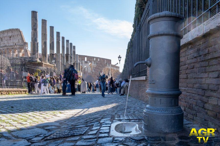 La tipica fontana romana nasone al Colosseo
