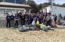 Plastic Free, spiagge liberate da 4 mila chili di plastica e rifiuti, dai volontari e detenuti di Seconda Chance