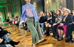 Moda, ritorno in Oriente con lo stilista Vittorio Camaiani, essenzialità, tessuti e colori naturali nella collezione primavera-estate