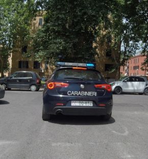 Roma, strappa un orecchino d'oro dai lobi di un'orecchio e fugge, inseguito e raggiunto dalla vittima, arrestato dai Carabinieri