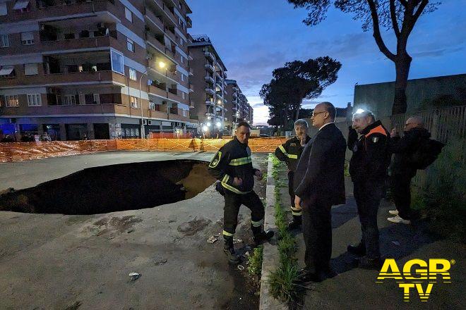 Roma, inizieranno domani mattina le operazioni per il riempimento della voragine del Quadraro