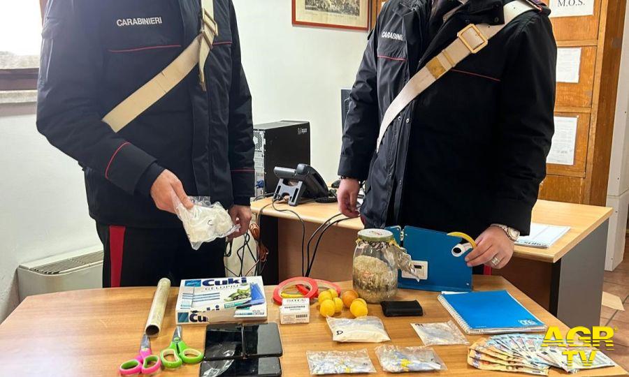 Carabinieri la droga ed il materiale per il confezionamento sequestrato