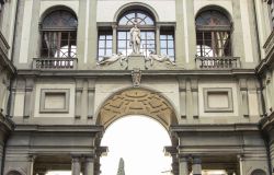 Guardia di Finanza: contrasto ai venditori abusivi di biglietti per la galleria degli uffizi e la galleria dell’accademia di Firenze.