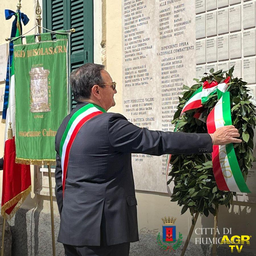 32° anniversario nascita comune Fiumicino il sindaco Baccini depone corona d'alloro monumento bonificatori foto comune Fiumicino