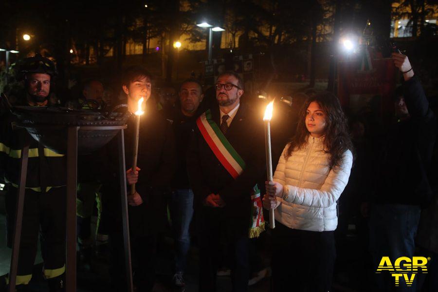 un momento della fiaccolata commemorativa con il sindaco Pierluigi Biondi