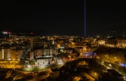 la fiaccolata attraversa L'Aquila veduta dall'alto