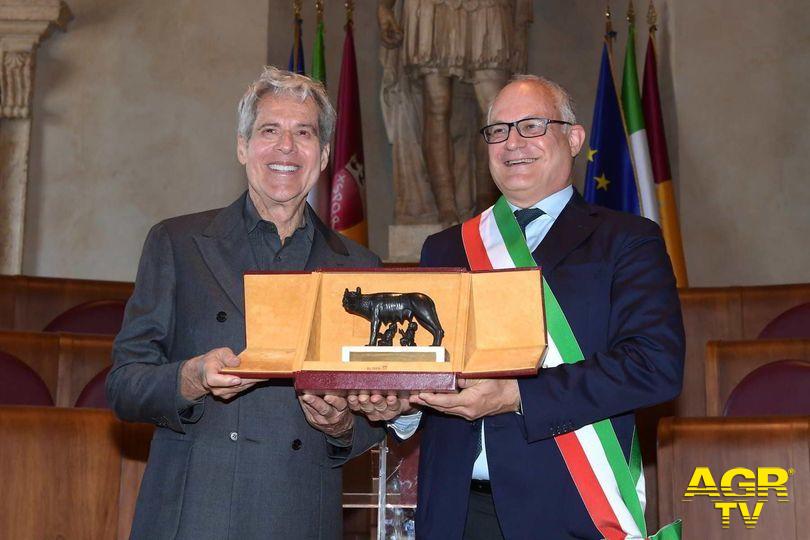 Gualtieri consegna Lupa Capitolina a Claudio Baglioini foto da pagina facebook Roberto Gualtieri