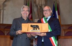 Gualtieri consegna Lupa Capitolina a Claudio Baglioini foto da pagina facebook Roberto Gualtieri