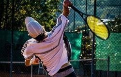 Tennis un giocatore in campo durante il torneo