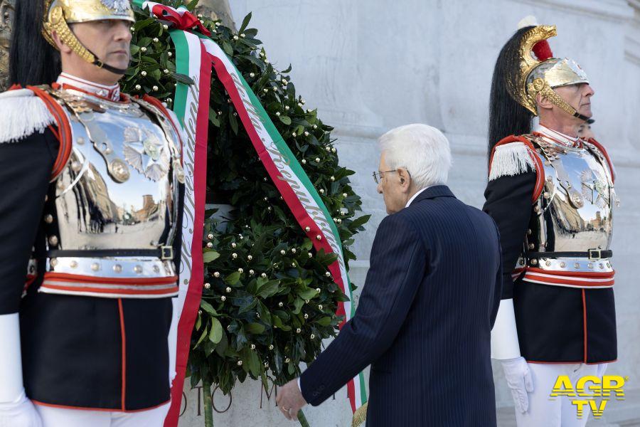 Mattarella in raccoglimento dinanzi al Milite Ignoto foto Presidenza della Repubblica