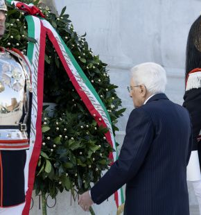 Roma 25 aprile, il presidente Mattarella rende omaggio al Milite Ignoto nel 79° anniversario della Liberazione