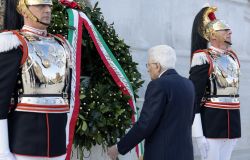 Mattarella in raccoglimento dinanzi al Milite Ignoto foto Presidenza della Repubblica