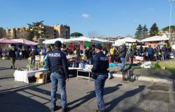 Roma Monteverde, operazione antidegrado della Polizia, controlli ai mercati ed agli esercizi commerciali