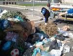 Roma, avanza l'immondizia Roma, avanza l'immondizia