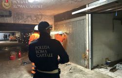Roma, la Polizia locale ha iniziato la bonifica dei box di via dell'Archeologia a Tor Bella Monaca