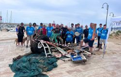 La pesca record di rifiuti sui fondali di Crotone nel 2023 foto da comunicato stampa