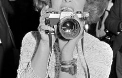 LONDON, UK. September 1974: Italian actress Gina Lollobrigida promotes her photography book Italia Mia in London. File photo © Paul Smith/Featureflash. Featureflash Film Archive / Alamy Stock Photo