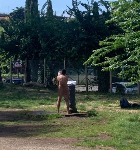Sicurezza, denuncia Daniele Giannini (Lega): un uomo nudo nel parco del Pineto, sgomberare subito gli insediamenti abusivi