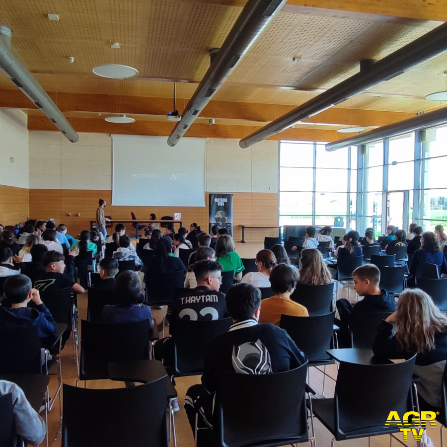 lezione con studenti universitari su gestione rifiuti apparecchi elettrici foto comunicato stampa