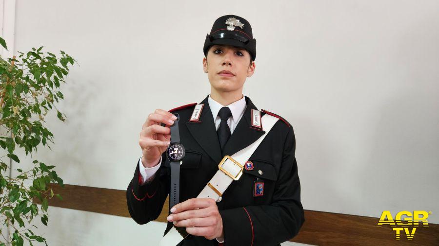 Carabinieri un militare mostra lo smarth watch