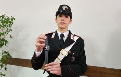Carabinieri un militare mostra lo smarth watch