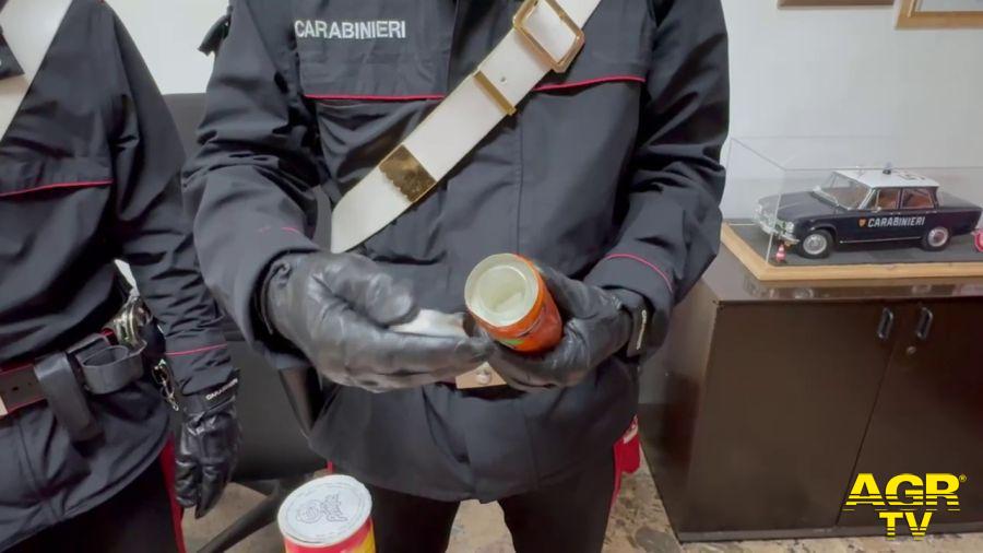 Carabinieri la droga rinvenuta in confezioni commerciali