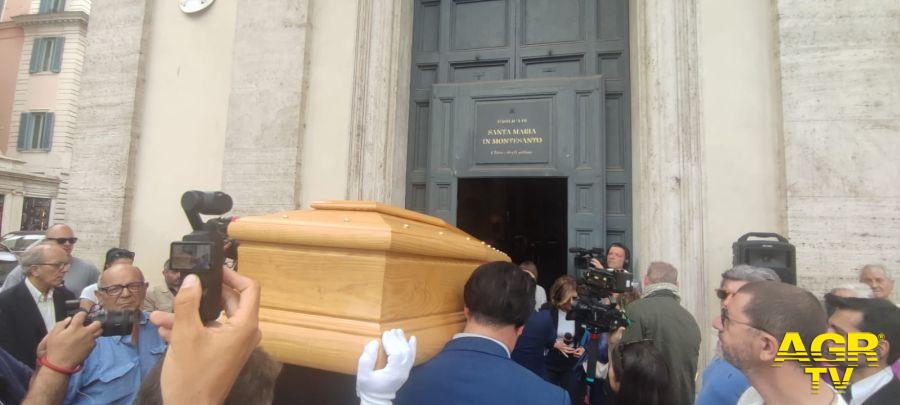 Chiesa gremita per funerali di Franco Di Mare: Addio a un Gigante del Giornalismo