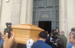 Chiesa gremita per funerali di Franco Di Mare: Addio a un Gigante del Giornalismo