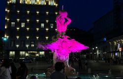 Roma, Giornata mondiale patologie eosinofile, illuminata di magenta la fontana del Tritone