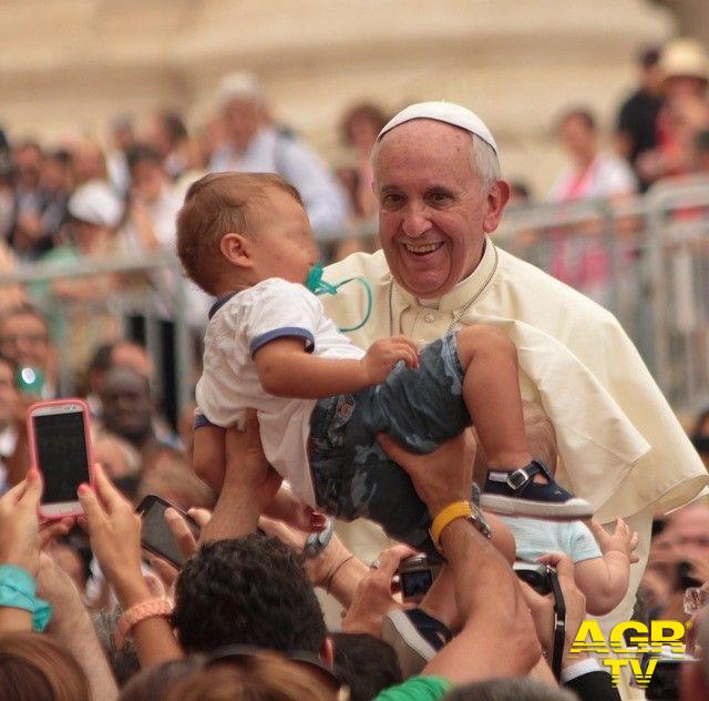 Papa Francesco benedizione bambini foto pixabay