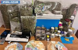 Polizia la droga sequestrata