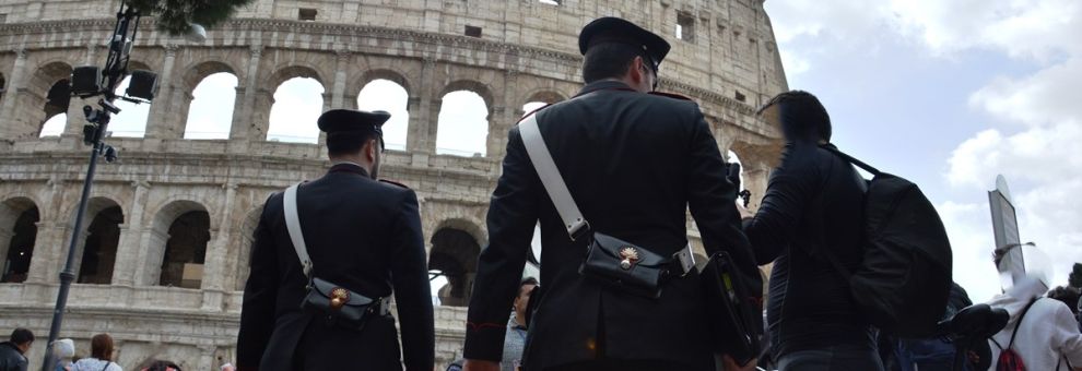 Roma, borseggiano una turista ed utilizzano la sua carta di credito per prelevare 750 euro, tre arresti