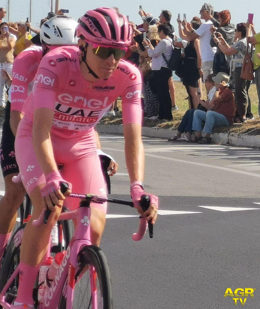 giro d'Italia lungomare Ostia la maglia rosa Tadej Pogcar