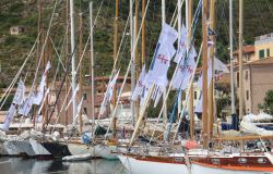 IV Capraia Sail Rally, una flotta di vele d'epoca e concorso Eleganza con le auto storiche