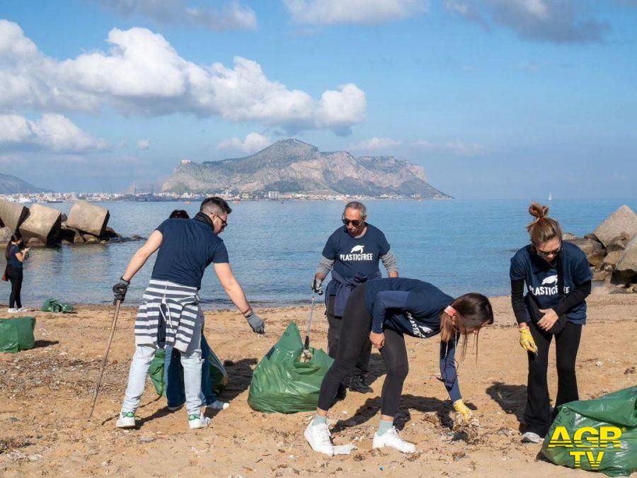 volontai plastic free impegnati nella raccolta rifiuti sulle spiagge