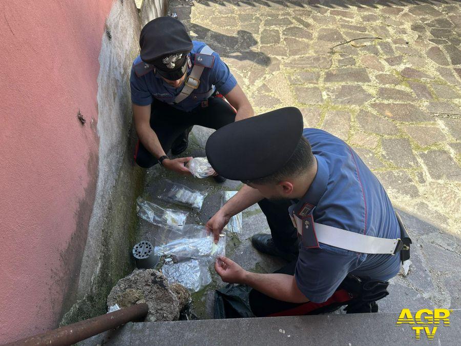 Carabinieri la droga sequestrata dai carabinieri recuperata in nascondigli di fortuna degli spacciatori