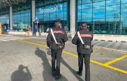 Fiumicino, aeroporto internazionale Leonardo Da Vinci, 11 persone denunciate per tentato furto al duty free