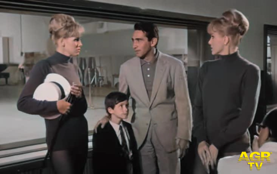 Walter Chiari con le gemelle Kessler ed il piccolo Ciccolino in una scena del film Il Giovedì di Dino Risi