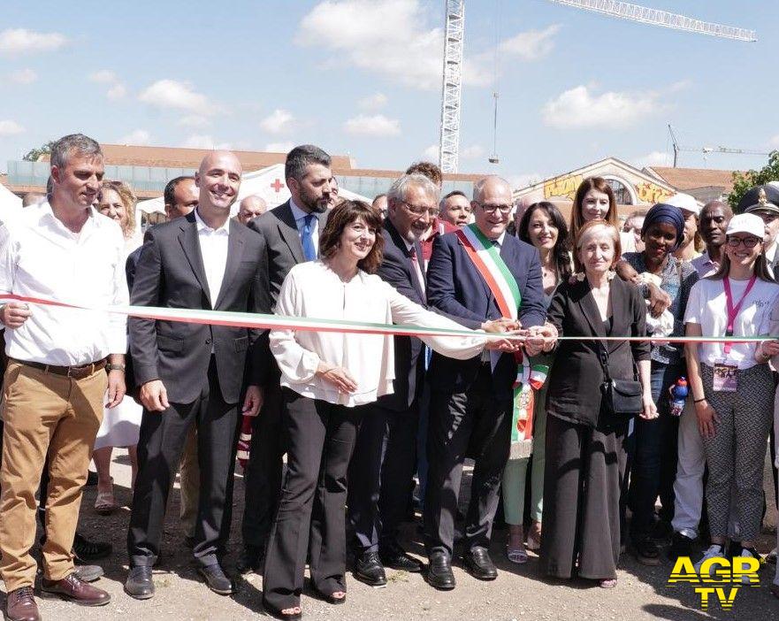 Inaugurazione del Villaggio di solidarietà di Salvamamme il taglio del nastro