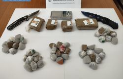 Civitavecchia, coltelli e droga, arrestato pusher 26enne, aveva circa mezzo chilo di hashish