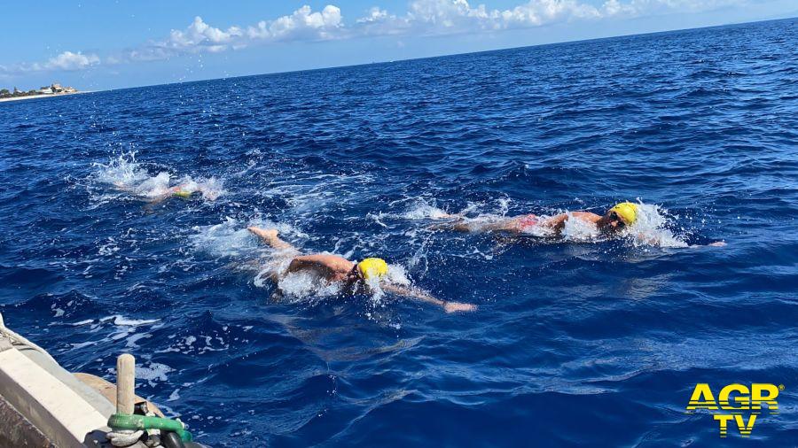 Forum Sport Center la squadra attraversa lo stretto di Messina a nuoto