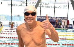 Roby Levis, ad 80 anni si scopre Campione di nuoto e punta al bis agli Italiani