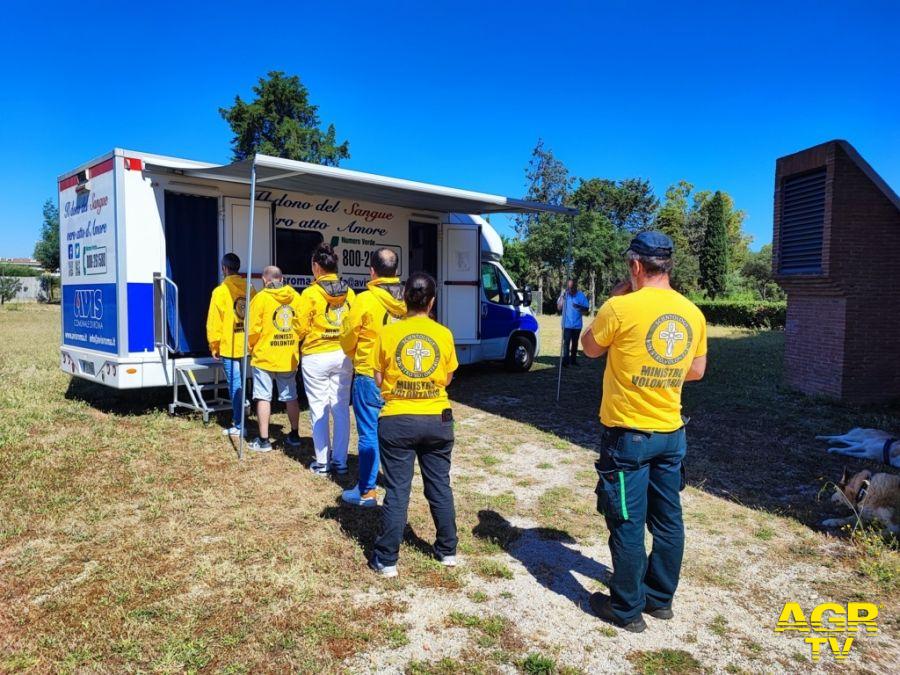 Volontari di Scientology in fila per donazioni