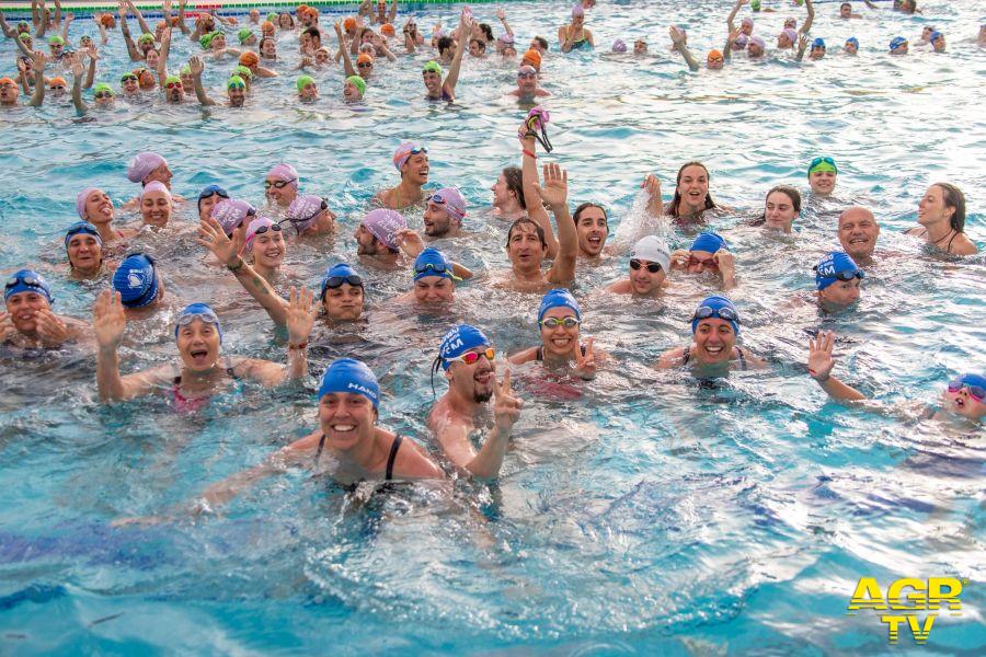 12 Ore Nuotando con Amore per AISM piscina Pietralata