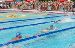 12 Ore Nuotando con Amore per AISM piscina Pietralata