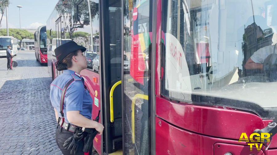 Carabinieri controlli fermate bus